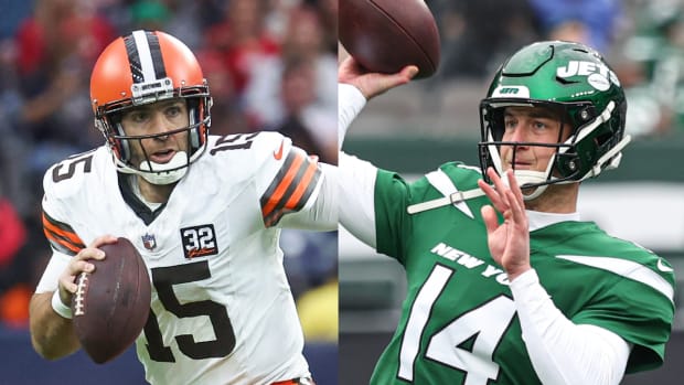 Browns quarterback Joe Flacco runs with the ball. Jets quarterback Trevor Siemian throws a pass.